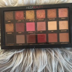 Huda Beauty rose gold palette